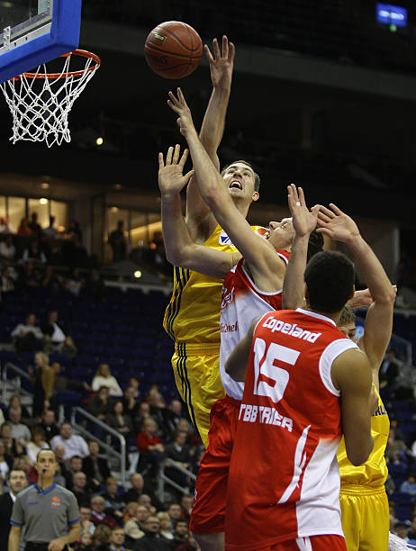 据意大利足 据意大利足